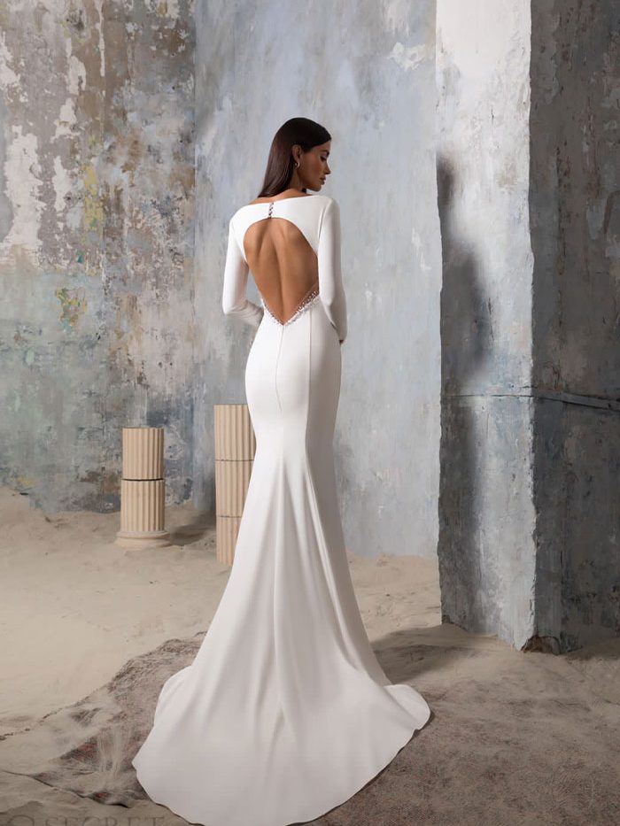 Pre-loved Elary wedding dress with sheer tulle puff sleeves and deep V-neckline